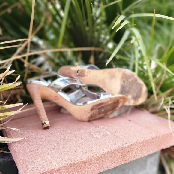 Tory Burch Metallic Gold Brouch Heels - Picture 11 of 13